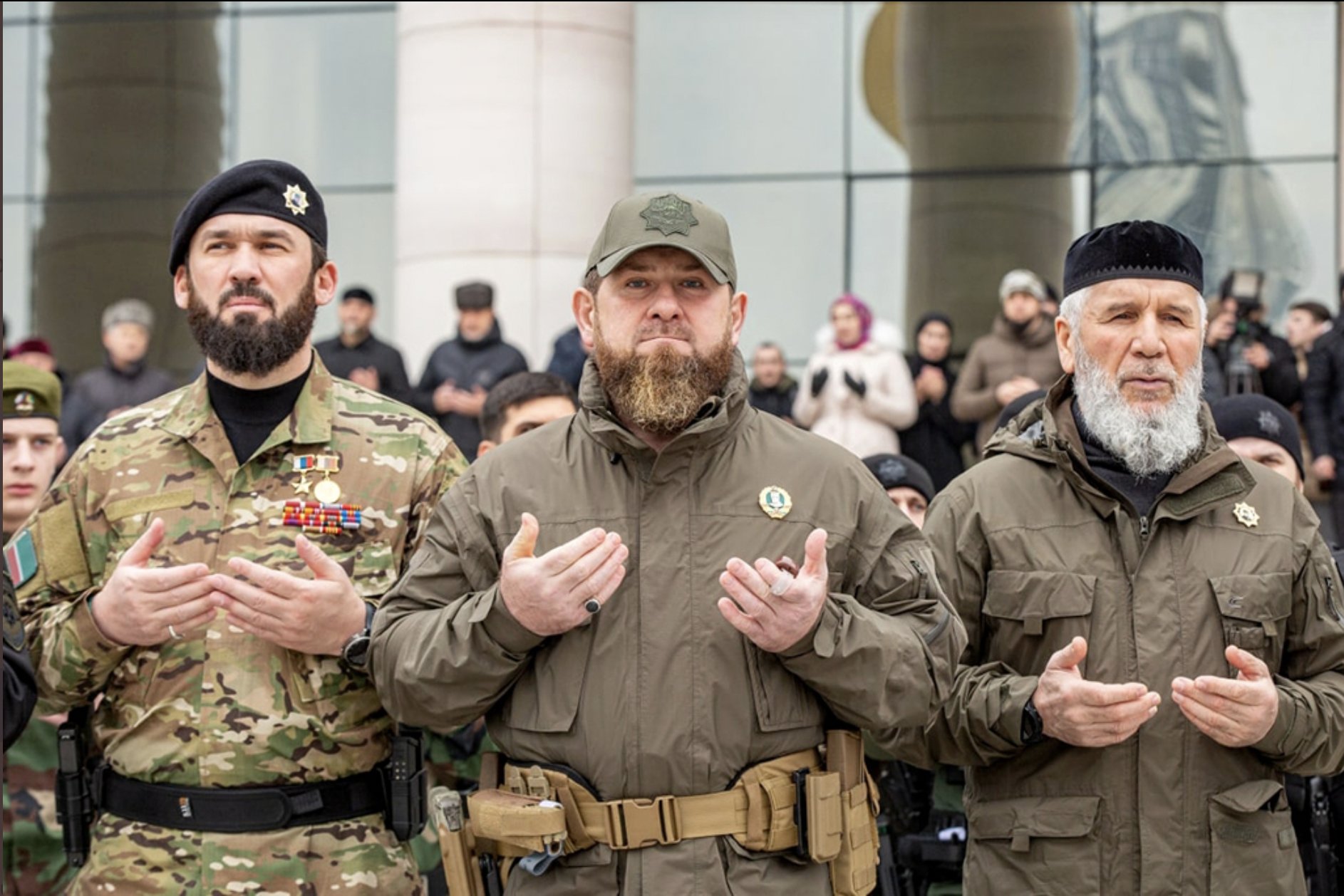 Ramzan Kadyrov et militaires tchétcènes se préparant à la prière