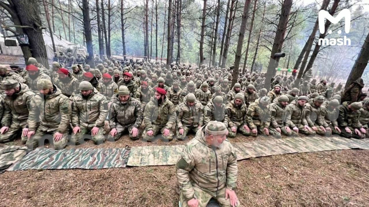 Soldats tchétchènes à genoux pour une prière collective