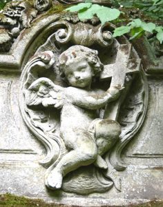 sculpture sur une pièce tombale : petit ange